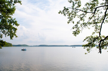 łódka na jeziorze © marsad