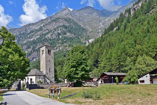 Macugnaga, la Chiesa Vecchia e il Tiglio Monumentale di Macugnaga, Verbano Cusio Ossola, Piemonte, Italia