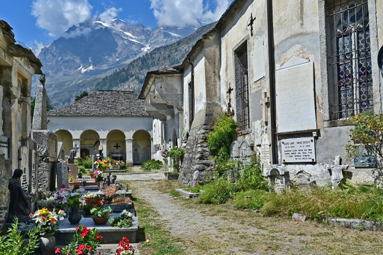 Macugnaga, la Chiesa Vecchia ed il cimitero, Verbano Cusio Ossola, Piemonte, Italia