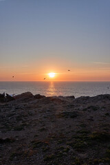 Obraz premium Golden Sunset Over Atlantic Ocean in Algarve Portugal with Calm Sea Horizon