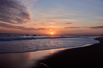 Obraz premium Golden Sunset Over Atlantic Ocean in Algarve Portugal with Sea Horizon