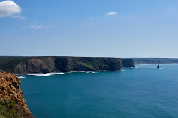 Fototapeta premium Turquoise Ocean Waves Along Dramatic Algarve Coastline in Portugal