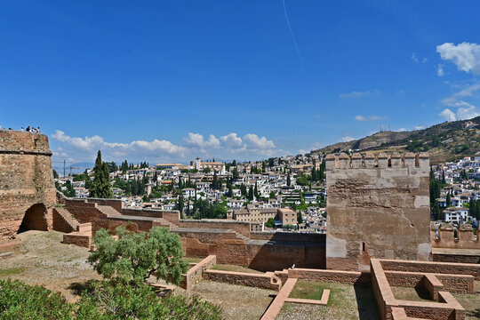 Granada, vista del vecchio quartiere dell'Albaiyz&iacute;n dal Palazzo dell'Alhambra, Andalusia, Spagna