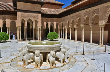 Granada, palazzi e decorazioni del Patio de los Leones nel complesso dell'Alhambra, Andalusia, Spagna © lamio