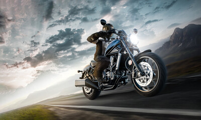 Motorrad mit voller Geschwindigkeit auf einer Landstraße 