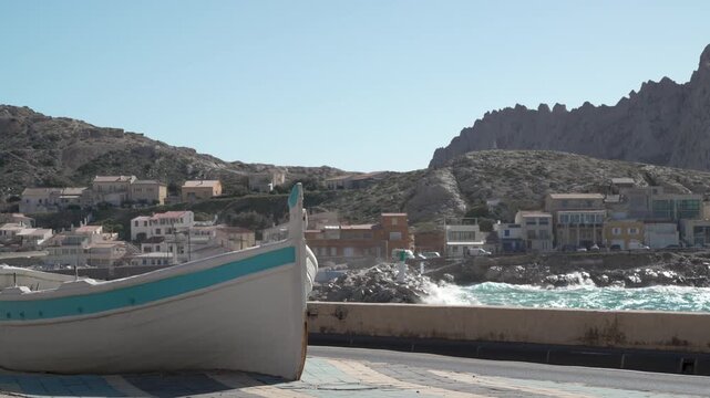 Marseille en France, village des Goudes - temp&ecirc;te de vent le Mistral - paysage m&eacute;diterran&eacute;en 