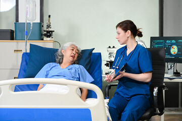 Obraz premium A professional nurse shows an elderly patient their brain scan results on a tablet, representing medical diagnostics, neurology consultation