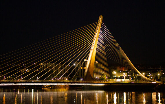 Imagen nocturna de un puente