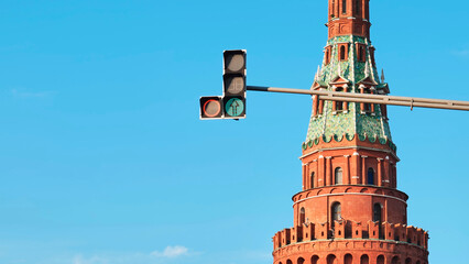 Fototapeta premium Vodovzvodnaya Tower and green arrow traffic light against a clear blue sky in Moscow