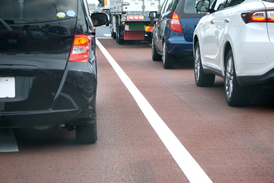 交差点の赤いカラー舗装と白い実線の車線境界線