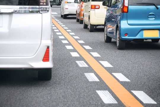 車線変更禁止の黄色ドットライン