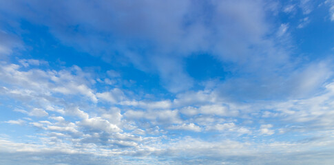 Obraz premium Vast blue sky with fluffy white clouds drifting