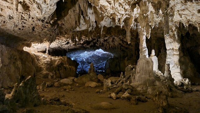 L'une des anciennes entr&eacute;es de la grotte de Lombrives, aujourd'hui obtur&eacute;e par un &eacute;boulement (Ari&egrave;ge)