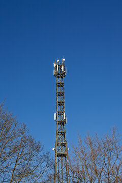 Ein Mobilfunkmast auf einem Berg