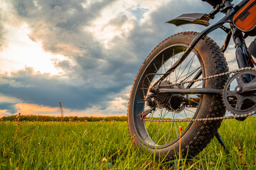Obraz premium A Bicycle with thick wheels equipped with an electric motor.