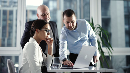 Naklejka premium Group of business people brainstorming ideas at table in modern office. Teamwork and collaboration concept. 