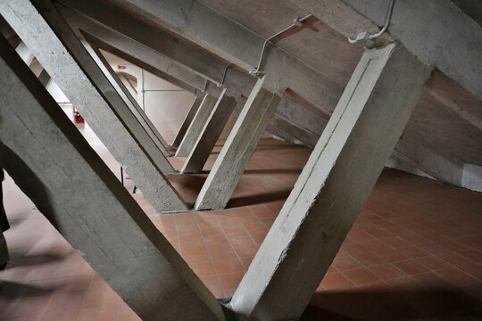 Napoli - Travi di cemento armato del sottotetto di Palazzo Reale