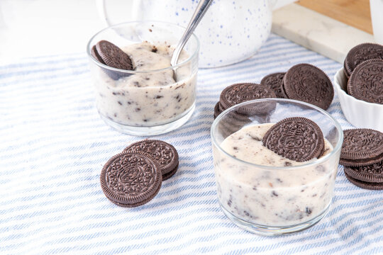 Decadent Cookies and Cream Pudding, Viral trendy pudding dessert with crushed chocolate cookies, copy space