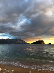Malowniczy pejzaż morski z wybrzeża Czarnogóry, plaża Pizana © Radek
