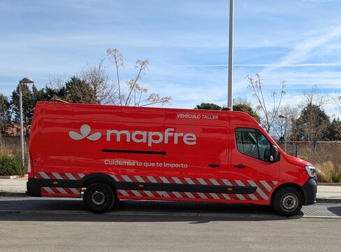 Furgoneta veh&iacute;culo taller de aseguradora Mapfre, para asistencia de veh&iacute;culos averiados, aparcada en una calle de Madrid, Espa&ntilde;a, 24 de febrero de 2026