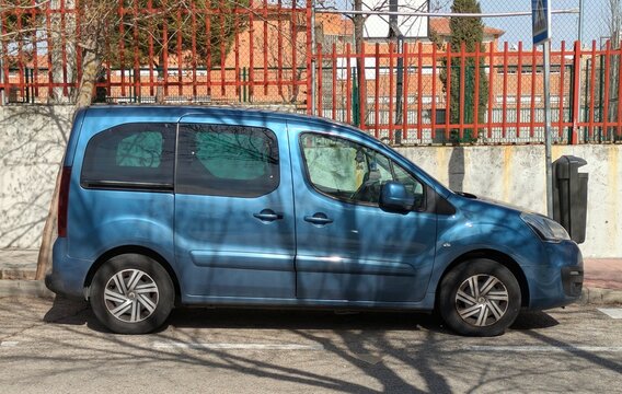 Vista lateral de una furgoneta de pasajeros Citro&euml;n Berlingo
Multispace aparcada en una calle de Madrid, Espa&ntilde;a, 24 de febrero de 2026