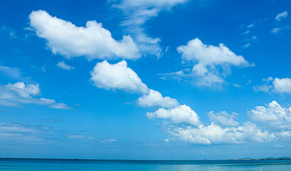 Fototapeta premium Blue Sky with Clouds Over Calm Ocean Horizon