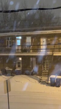 Temp&ecirc;te de neige hivernale. Des d'immeubles d'appartements pendant la nuit, Qu&eacute;bec, Canada.