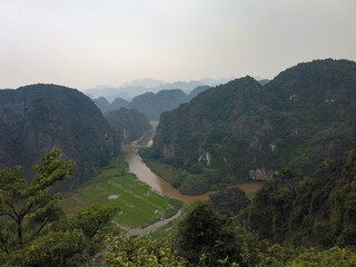 Obraz premium Panoramic Karst Landscape with River and Rice Fields from Hang Mua, Vietnam