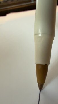 D&eacute;tail d'un gros plan d'un stylo sur une feuille de papier.