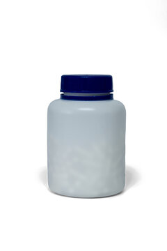 Frasco de pl&aacute;stico branco com tampa azul para mockup de suplementos m&eacute;dicos. Imagem isolada com fundo transparente e a sombra preservada, sendo ideal para voc&ecirc; aplicar as suas artes e os seus r&oacute;tulos.