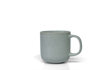 Caneca de cerâmica branca com textura rústica para criação de mockup. Imagem isolada com fundo transparente e sombra preservada, ficando perfeita para aplicar logotipos, artes e designs profissionais