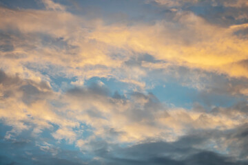 Obraz premium Bright cumulus clouds at sunset.