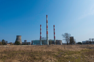 Historyczna niedzałjająca juz Elektrociepłownia EC2 w Łodzi – przemysłowy krajobraz z kominami i chłodniami kominowymi, polska architektura industrialna. © smoku7979
