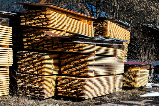 Holzstapel mit ges&auml;gten und zum Trocknen gelagerte Holzbretter