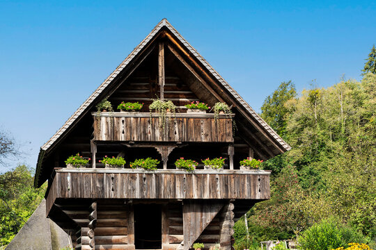 Historischer Kornspeicher aus Kiesen