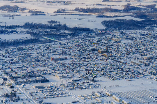 上空から見た北海道の雪に覆われた街並み 冬の白銀の風景
