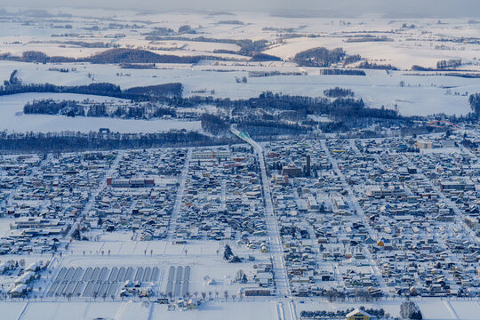 上空から見た北海道の雪に覆われた街並み 冬の白銀の風景