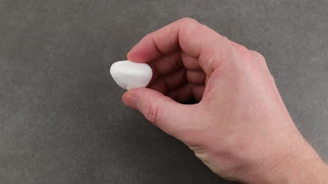 Learning to shape pebble with hands for art activity