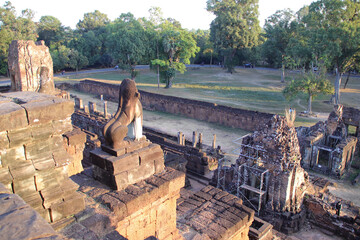 Naklejka premium ruined ancient khmer hindu and buddhist temple (pre rup) in angkor closed to siem reap in cambodia 