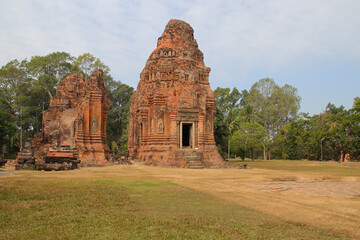 Naklejka premium ruined ancient khmer hindu and buddhist temple (lolei) in angkor closed to siem reap in cambodia 