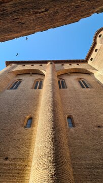 Les magnifiques fa&ccedil;ades de briques du palais de la Berbie (Albi, France)