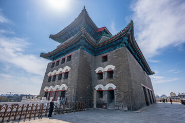 Fototapeta premium Majestic Zhengyangmen Arrow Tower (Qianmen), Iconic Landmark of Beijing Central Axis under Blue Sky