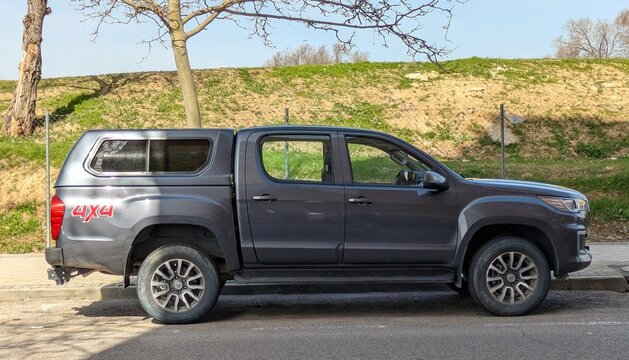 Vista lateral de un autom&oacute;vil Foton Tunland G7 aparcado en una calle de Madrid, Espa&ntilde;a, 25 de febrero de 2026