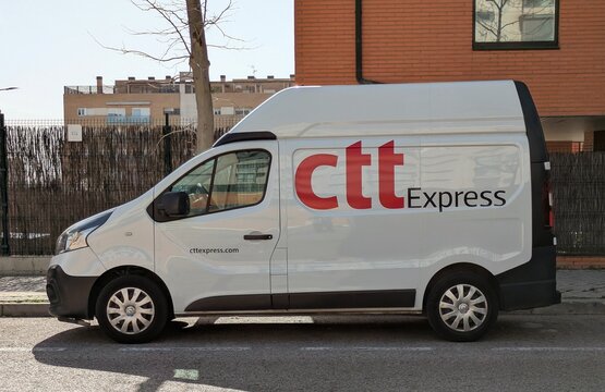 Furgoneta de reparto de CTT Express aparcada en una calle de Madrid, Espa&ntilde;a, 25 de febrero de 2026	