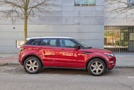Vista lateral de un autom&oacute;vil Land Rover Range Rover
Evoque aparcado en una calle de Madrid, Espa&ntilde;a, 25 de febrero de 2026