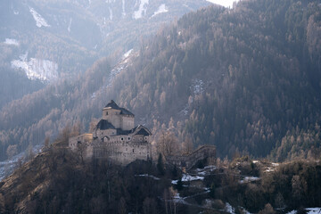 Austriacki zamek na szczycie skały © Justyna