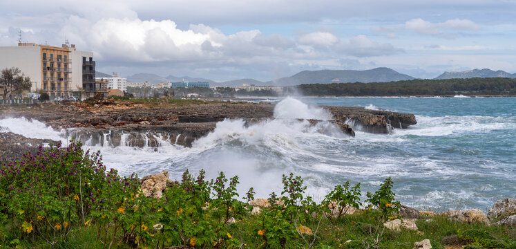 starker Wellengang mit Sturm an den Klippen mit den charakteristischen Karst-Formen und dem Es Bufador und dem Es Bufador Petit, S&acute;Illot im Norden von Mallorca, Spanien
