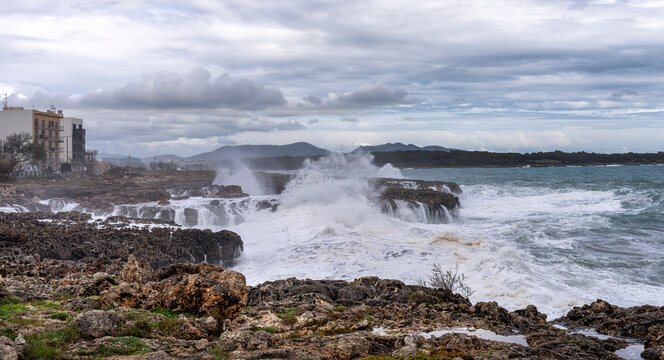 starker Wellengang mit Sturm an den Klippen mit den charakteristischen Karst-Formen und dem Es Bufador und dem Es Bufador Petit, S&acute;Illot im Norden von Mallorca, Spanien