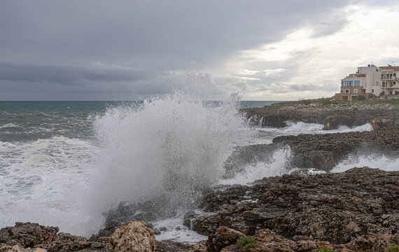 starker Wellengang mit Sturm an den Klippen mit den charakteristischen Karst-Formen und dem Es Bufador und dem Es Bufador Petit, S&acute;Illot im Norden von Mallorca, Spanien
