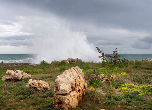 starker Wellengang mit Sturm an den Klippen mit den charakteristischen Karst-Formen und dem Es Bufador und dem Es Bufador Petit, S&acute;Illot im Norden von Mallorca, Spanien